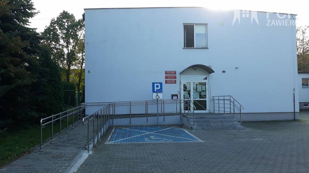 Zdjęcie: Front budynku Powiatowego Centrum Pomocy Rodzinie w Zawierciu, wjazd od strony głównej bramy od ulicy Daszyńskiego